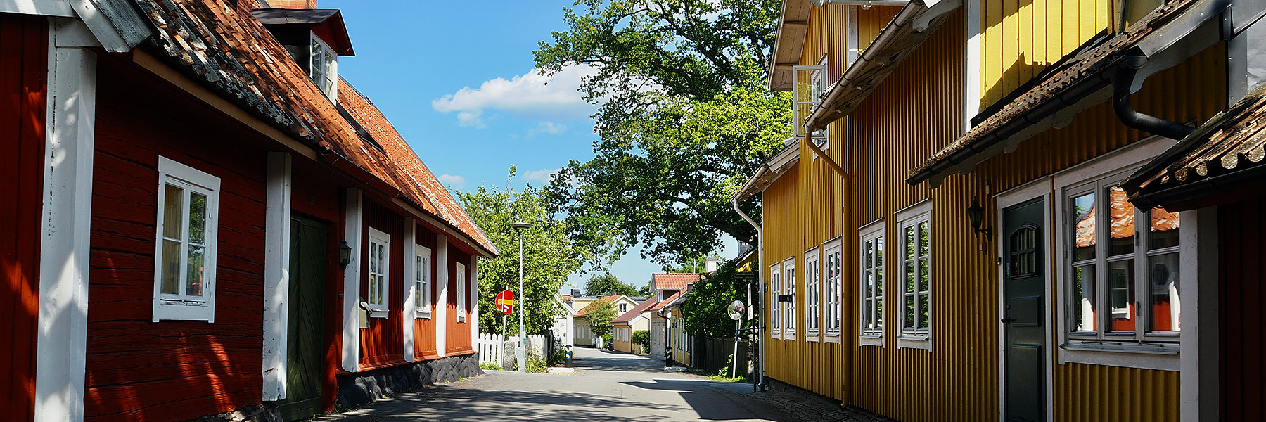 Sommargata i Sigtuna stad.